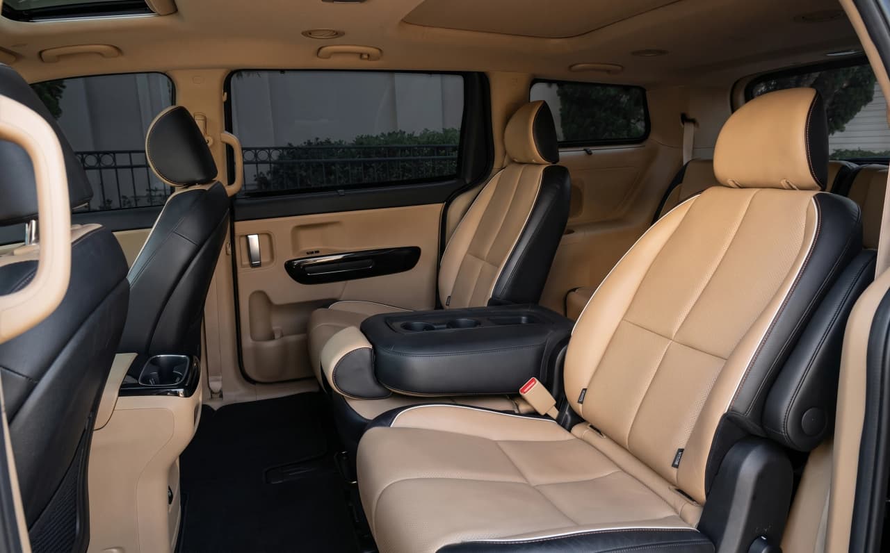 Second-row captain chairs in a Kia Carnival prepared for executive transportation in Brazil