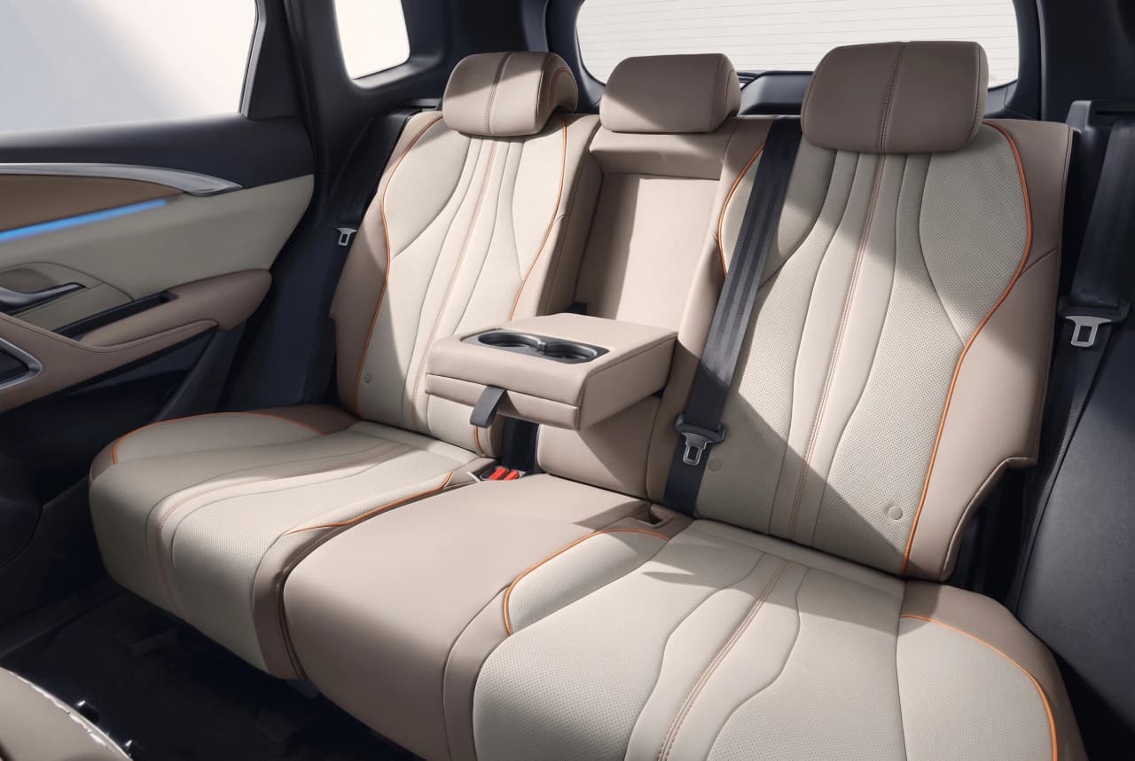 Rear passenger cabin of a BYD Song Pro prepared for executive transportation in Brazil